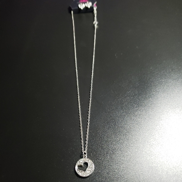 New paparazzi silver tone matching heart pendant necklace and earrings set - Picture 7 of 7